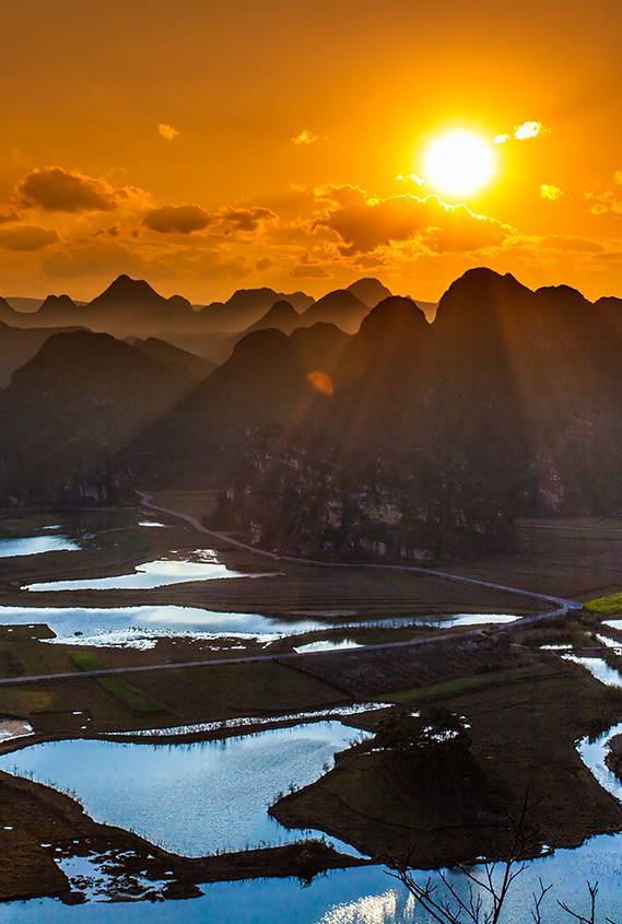 火狐电竞|
为艺术献身的行为艺术家 取出肋骨送女朋侪当项链 被骂亵渎艺术(图3) 火狐电竞